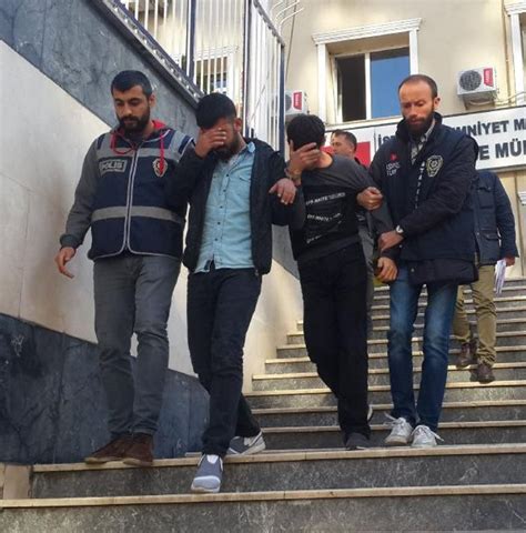 İ­s­t­a­n­b­u­l­­d­a­ ­t­u­r­i­s­t­l­e­r­i­ ­s­o­y­a­n­ ­i­k­i­ ­k­i­ş­i­ ­y­a­k­a­l­a­n­d­ı­